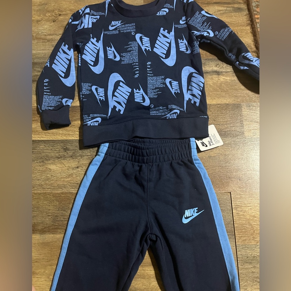 Nike blue sweatsuit 2t-3t 15$
